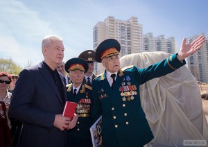 Мэр Москвы Сергей Собянин принял участие в церемонии закладки камня под строительство парка в честь 70-летия Победы