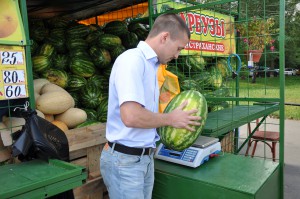 Дмитрий Александров проверяет арбуз
