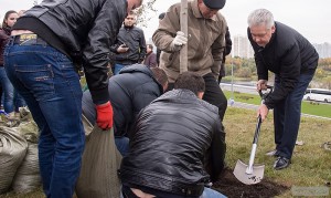 Сергей Собянин в рамках акции посадил деревья вдоль Каширского шоссе