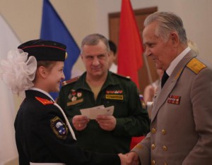 Памятные медали ребятам вручали генерал-майор ВВС А. Медовиков и офицер-воспитатель кадетского класса, подполковник А. Лысоченко