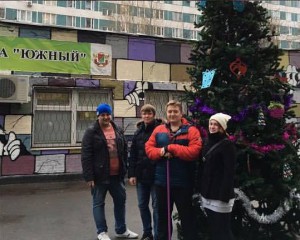 Члены молодёжной палаты района Орехово-Борисово Южное приняли участие в украшении елки в центре досуга и спорта «Южный»
