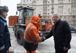 Мэр Москвы Сергей Собянин, прогуливаясь по центральным улицам города, дал особое распоряжение коммунальным службам столичных округов работать в ускоренном темпе в связи с обильными осадками