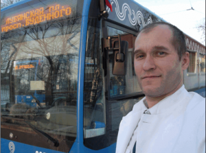 Водитель одного из автобусов «Мосгортранса», курсирующего в Южном округе, помог потушить горящий автомобиль на улице Братеевская