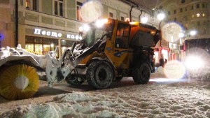 В связи с обильными снегопадами, прошедшими за последнее время в столице, ежедневно из Москвы вывозится до 1 миллиона кубических метров снега