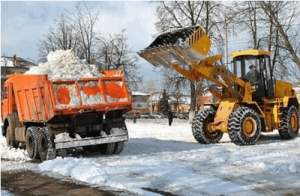 Круглосуточные бригады очищают транспортно-пересадочные узлы ЮАО от снега