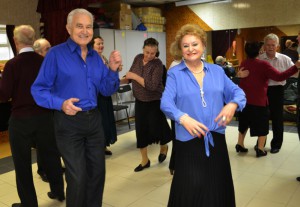 Традиционная дискотека для пенсионеров прошла в «Ветеранском дворике»