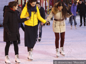 В районе Орехово-Борисово Южное бесплатно кататься  на коньках теперь можно каждую субботу