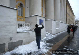 О гололеде, сосульках и подтоплениях во дворах москвичи могут сообщать на портал «Наш город»