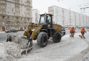 В Москве для ликвидации последствий обильных осадков помимо реагентов используют песок и гранитную крошку