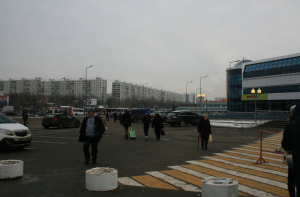 Территория около торгового центра в районе Орехово-Борисово Южное