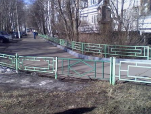 Во дворе одной из многоэтажек района Орехово-Борисово Южное обновили ограждение