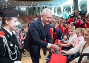 мэр Москвы Сергей Собянин дарит детям книги на празднике