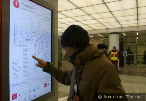 Видеоэкран на станции метро "Румянцево"