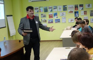 Поэт и киноактер Владимир Вишневский прочитал текст «Тотального диктанта» в Центре молодежного парламентаризма