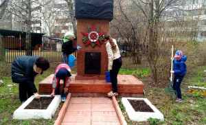 Памятник погибшему солдату помогли привести в порядок дети района Орехово-Борисово Южное