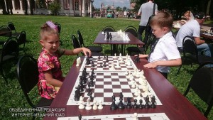 Юные жители Южного округа за игрой в шахматы