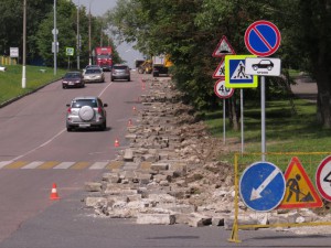 На одной из улиц района Орехово-Борисово Южное меняют бортовой камень