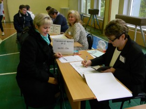 Муниципальный депутат Елена Матвиенкова (слева)  на выборах 