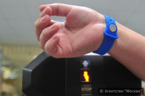 Почти 10 тысячам столичных учеников выдали электронные браслеты для прохода в школу