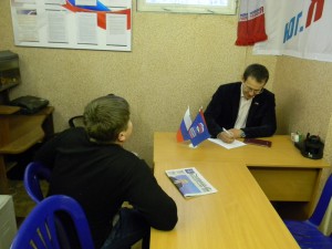 Депутат Демченков общается с жителями 