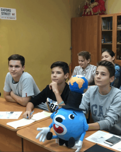 Ученики центра образования «Царицыно» во время онлайн-конференции с Японией и Катаром