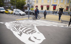 Пешеходный переход в виде зебры возле столичного зоопарка