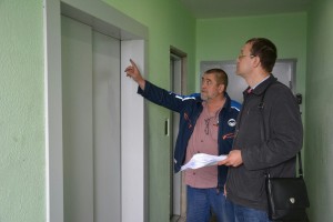 Максим Демченков проверяет лифты