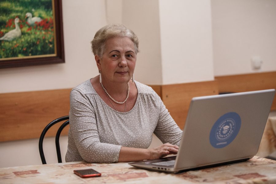 Афишу виртуальных занятий для жителей старшего поколения разместили работники Центра соцобслуживания «Орехово»