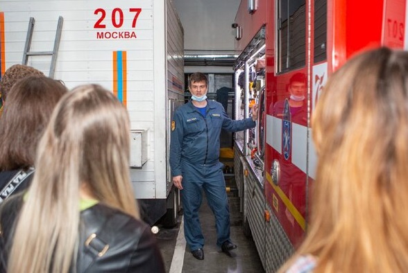 За год московские спасатели и пожарные провели занятия по правилам безопасности для 113 тысяч школьников. Фото: Пресс-служба Департамента по делам гражданской обороны, чрезвычайным ситуациям и пожарной безопасности города Москвы