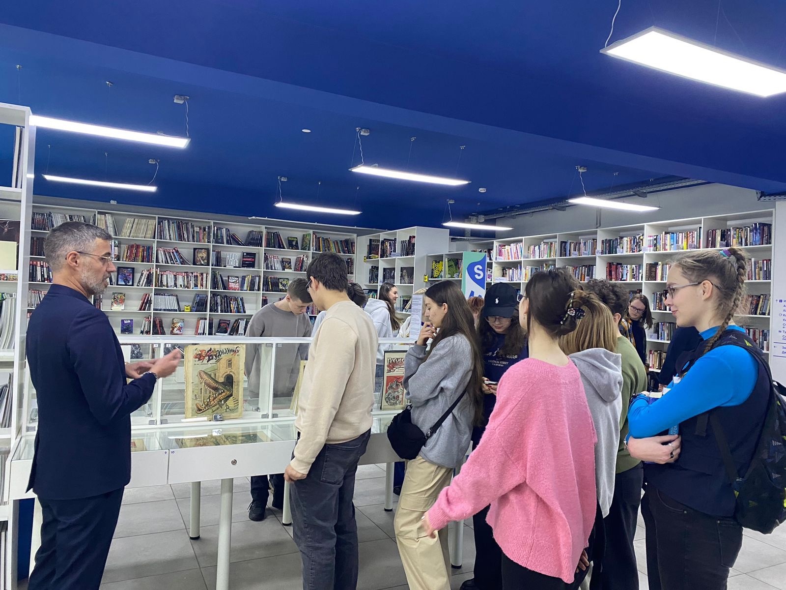 Старшеклассники школы №1207 посетили Smart-библиотеку имени Анны Ахматовой. Фото: страница школы №1207 в социальных сетях
