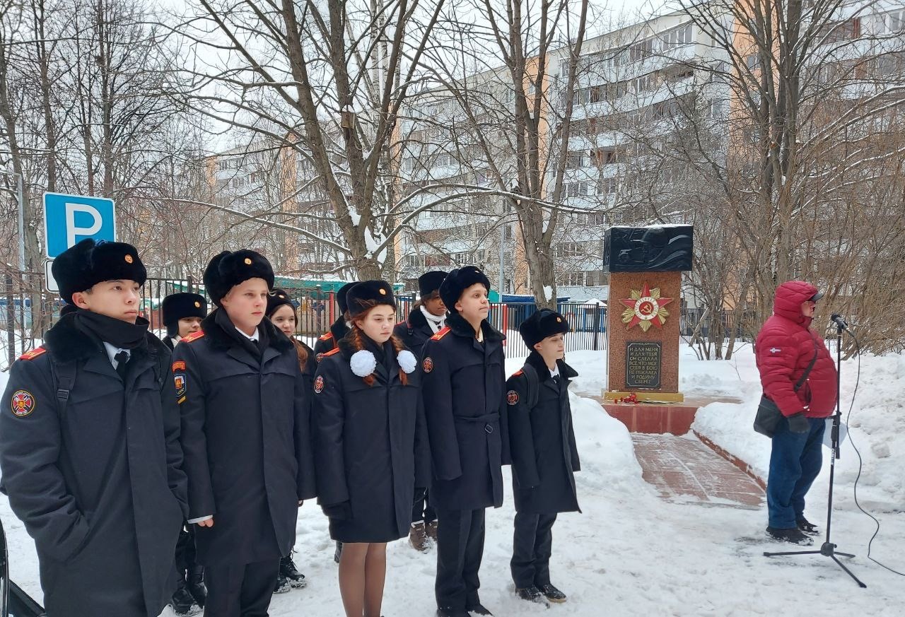 Ученики школы №1207 поучаствовали в мемориально-патронатной акции. Фото: Анна Быкова, «Вечерняя Москва»