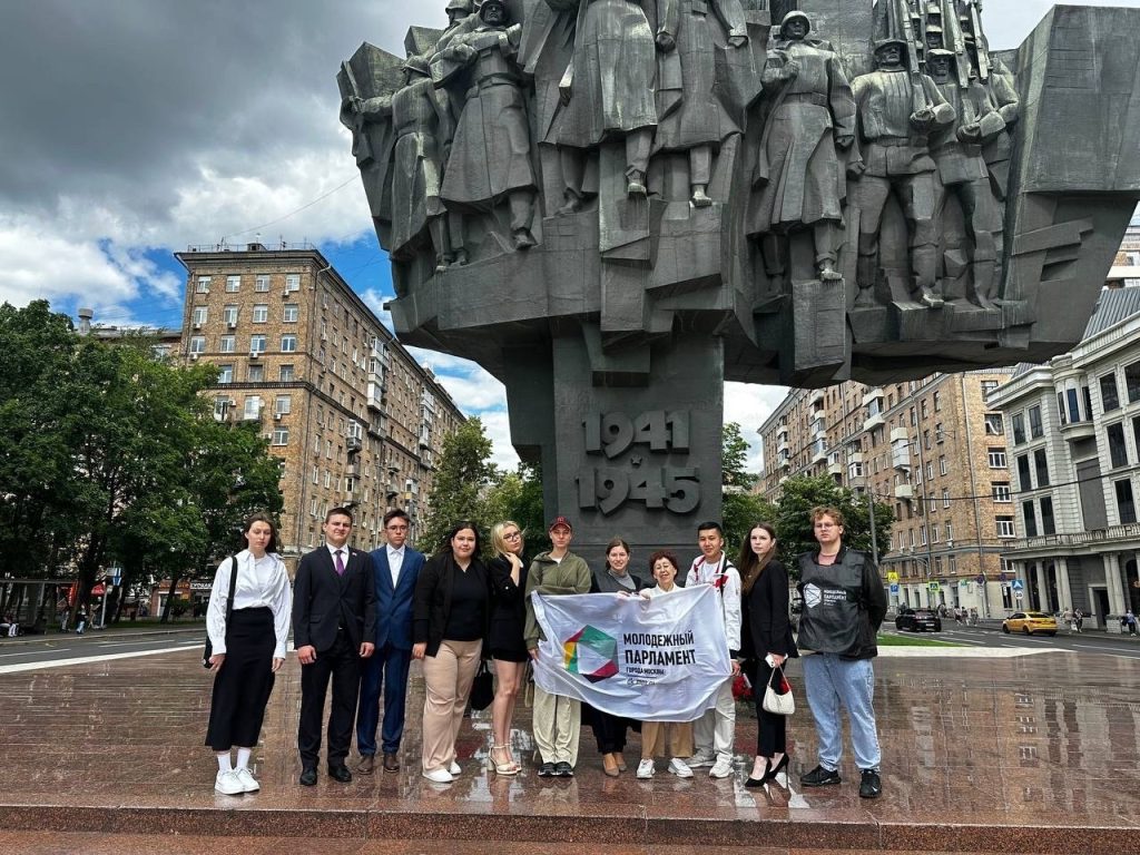 Активисты Молодежной палаты приняли участие в памятной акции. Фото: официальная страница Молодежной палаты в социальных сетях