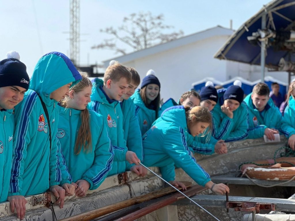 Ученица школы №544 участвует в смене МДЦ «Артек». Фото: официальная страница школы №544 в социальных сетях