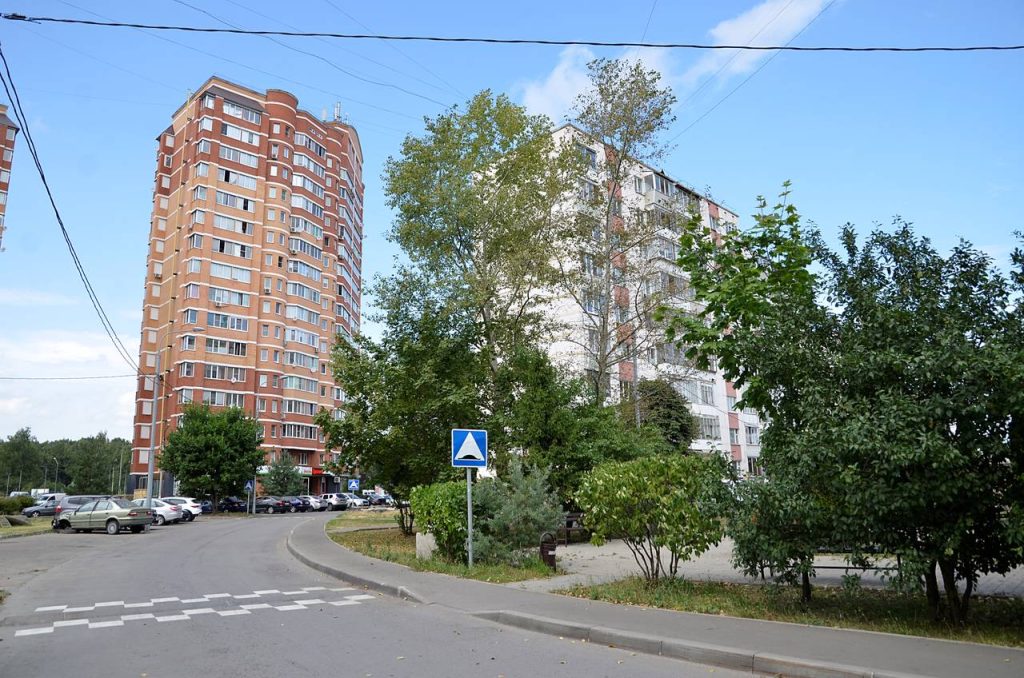 В совокупности в прошлом году специалисты Комплекса городского хозяйства столицы сделали шире 12,6 километра таких дорог. Фото: Анна Быкова, «Вечерняя Москва»