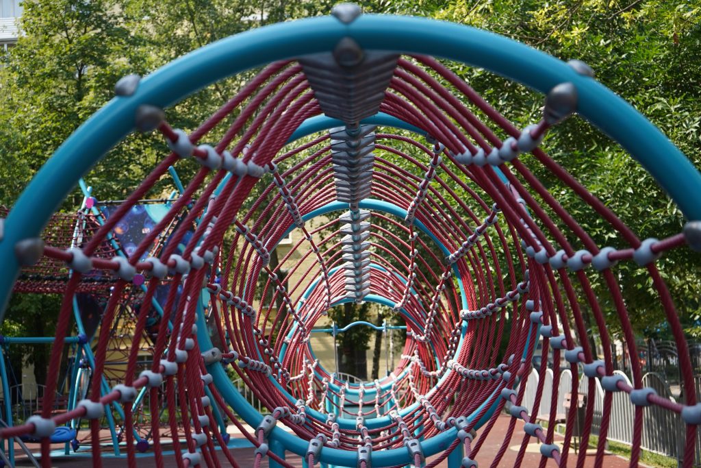 Сотрудники ДСЦ «Мир молодых» пригласили горожан на спортивный квест. Фото: Анна Быкова, «Вечерняя Москва»