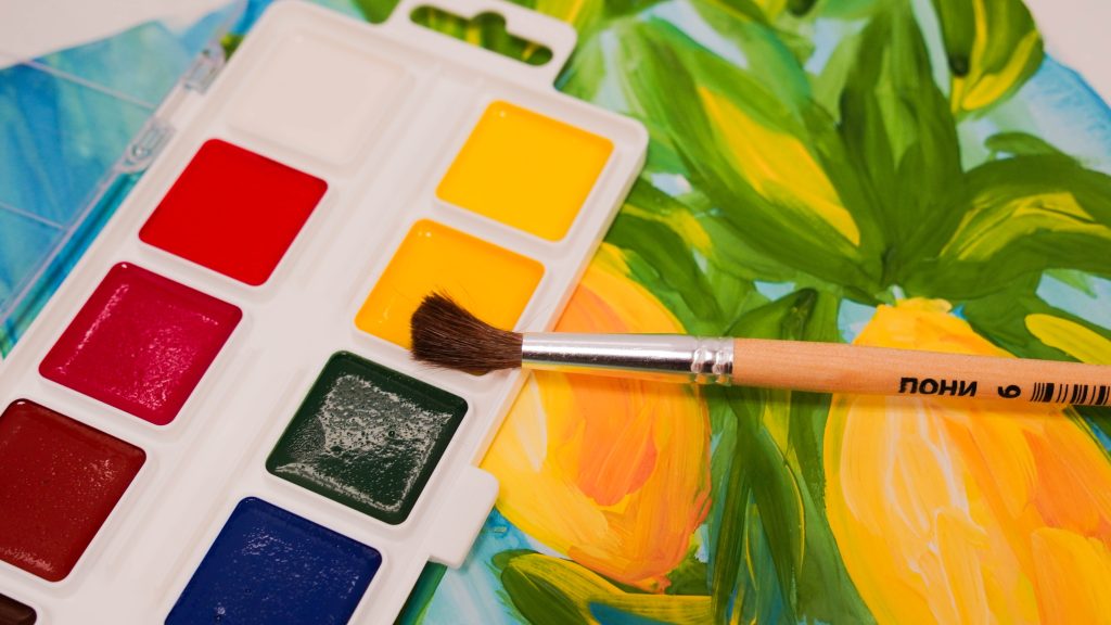 Сотрудники ДСЦ «Мир молодых» провели художественный мастер-класс. Фото: Ксения Догонашева, «Вечерняя Москва»