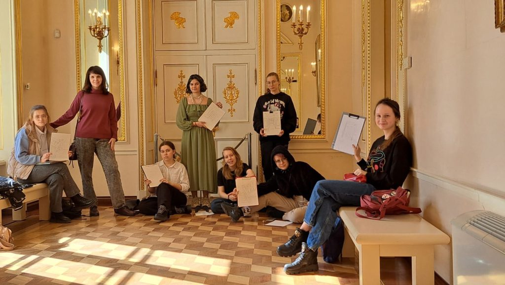 Студенты КДПИ имени Карла Фаберже побывали в Царицынском дворце. Фото: официальная страница КДПИ имени Карла Фаберже в социальных сетях