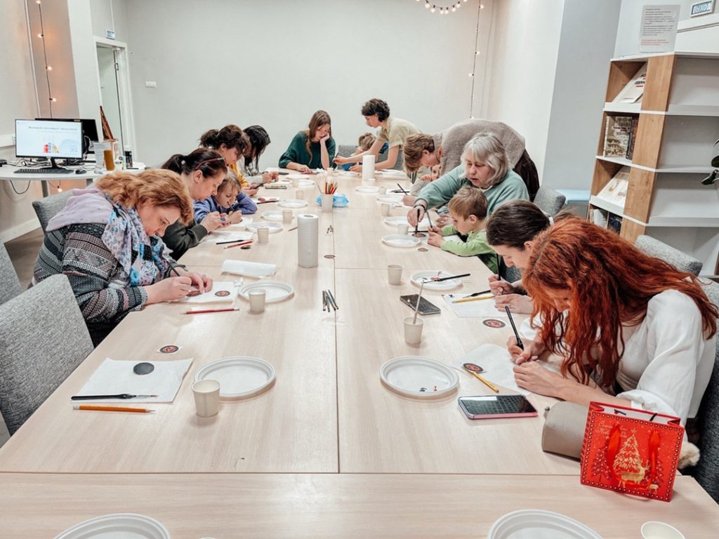 «Палехская Жар-птица»: творческий мастер-класс организовали студентки КДПИ имени Карла Фаберже. Фото: официальная страница КДПИ имени Карла Фаберже в социальных сетях