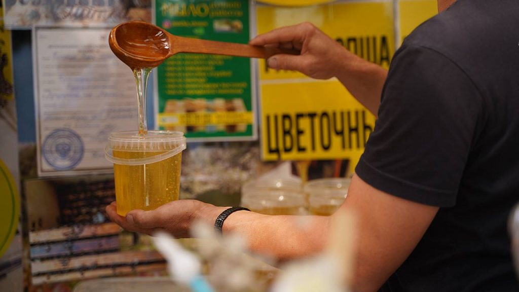 Участник ярмарки в Митине отправляет в зону СВО мед и другую гуманитарную помощь. Фото: Анна Темнышова, «Вечерняя Москва»