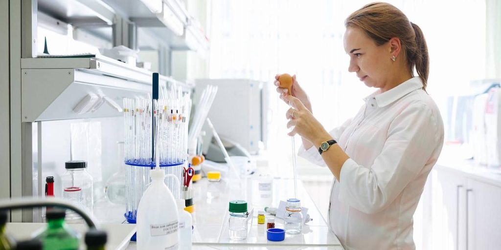 В 250 точках делают забор проб, а параллельно с этим в столице работает более 500 автоматических анализаторов, которые фиксируют данные в режиме реального времени. Фото: пресс-служба АО «Мосводоканал»