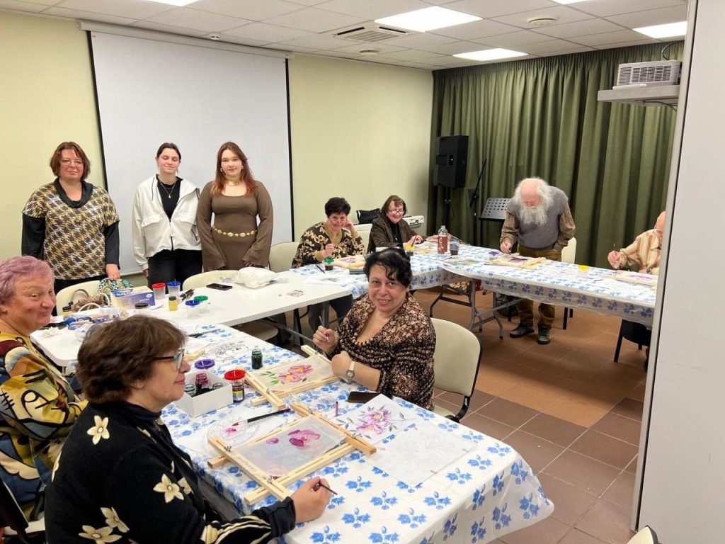 Волонтеры КДПИ имени Карла Фаберже провели мастер-класс по батику для старшего поколения. Фото: официальная страница КДПИ имени Карла Фаберже в социальных сетях