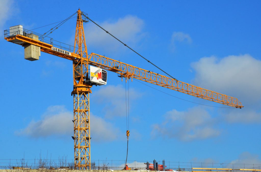 Госинспекция по недвижимости демонтировала незаконную пристройку в Орехове-Борисове Южном. Фото: Анна Быкова, «Вечерняя Москва»