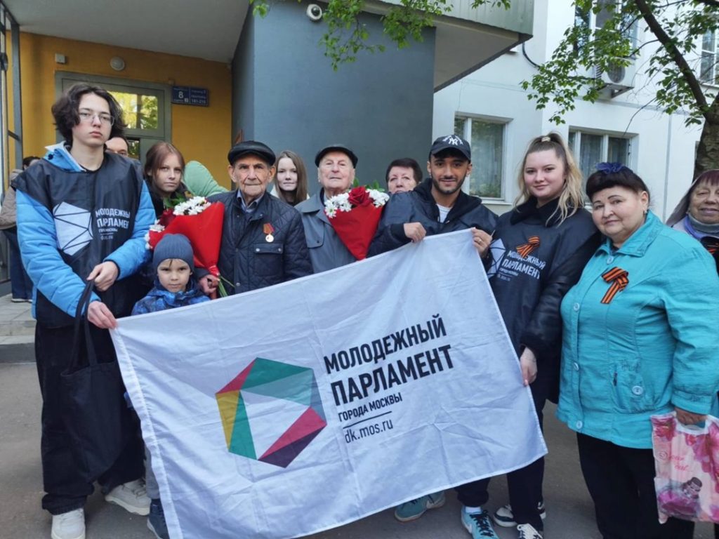 Активисты Молодежной палаты поздравили ветерана с Днем Победы. Фото: официальная страница Молодежной палаты района Орехово-Борисово Южное в социальных сетях