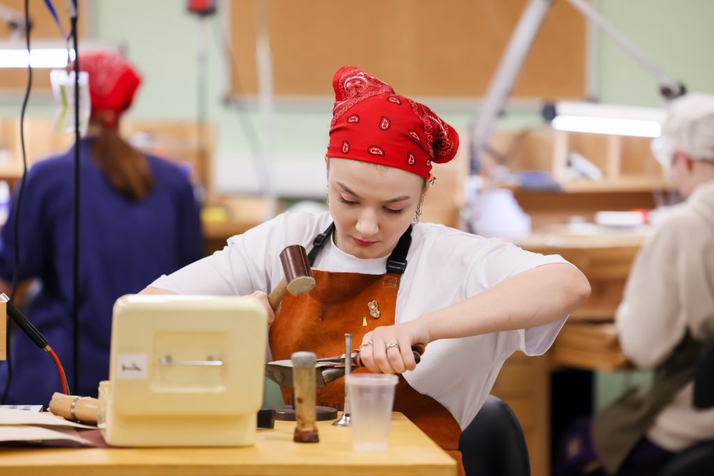 Студенты КДПИ имени Карла Фаберже стали призерами чемпионата «Профессионалы — 2025». Фото: официальная страница Колледжа декоративно-прикладного искусства имени Карла Фаберже в социальных сетях