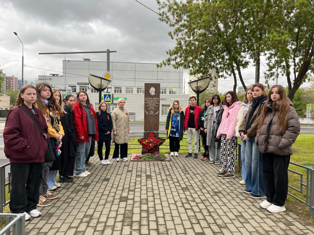 Студенты КДПИ имени Карла Фаберже почтили память героев Великой Отечественной войны. Фото: официальная страница КДПИ имени Карла Фаберже в социальных сетях