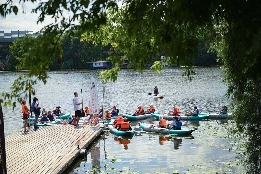 Занятия по водным видам спорта будут проходить на базе гребного клуба «Академия» под руководством опытных тренеров. Фото: сайт мэра Москвы