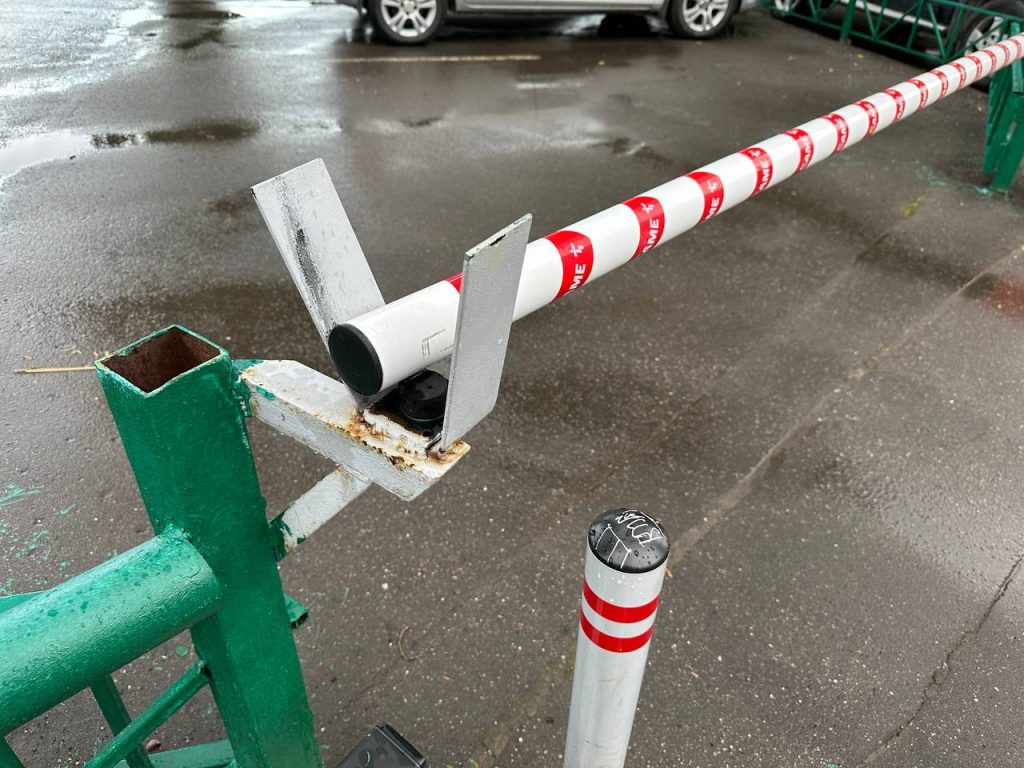 Ликвидация незаконного ограждения прошла в Орехове-Борисове Южном. Фото: Анастасия Герман, «Вечерняя Москва»