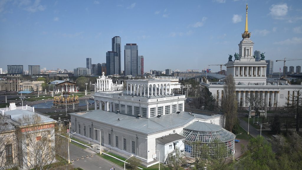 Воспитанники Летней школы №1636 «НИКА» побывали в Музее ВДНХ. Фото: Пелагия Замятина, «Вечерняя Москва»