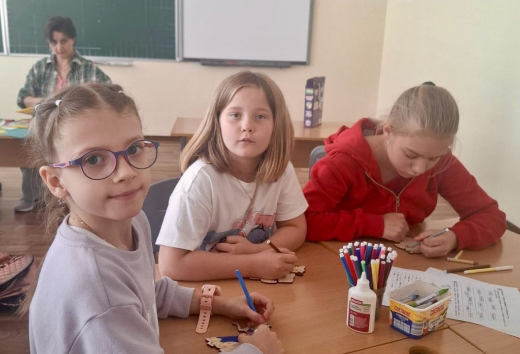 Воспитанники Летней школы №1636 «НИКА» поучаствовали в тематических занятиях. Фото: официальная страница школы №1636 «НИКА» в социальных сетях