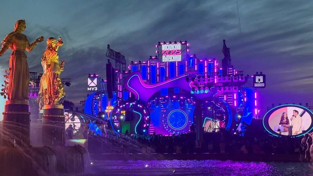 Выпускники школы №1636 «НИКА» посетили городской праздник на ВДНХ. Фото: официальная страница школы №1636 «НИКА» в социальных сетях 